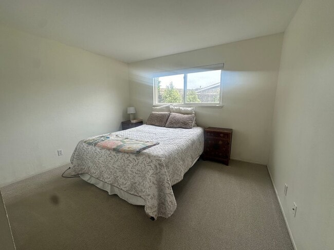 Building Photo - Cute 2 bedrooom/1.5 bath with Bonus room i...