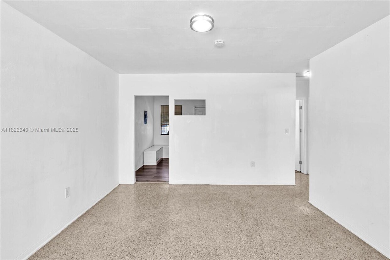 Foto principal - 5802 NE 3rd Ave