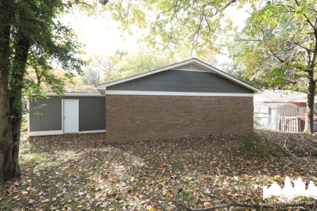 Building Photo - 3682 Royal Wood Dr