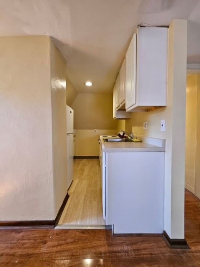 Building Photo - 546 Greenfield Ave