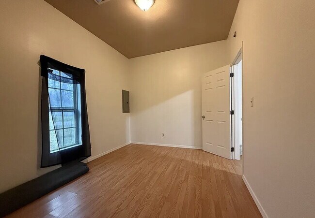 Foto del edificio - 1324 W Maple St