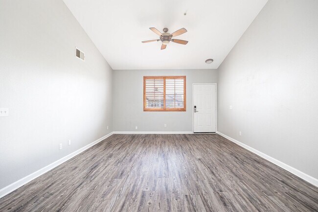 Foto del edificio - Spacious 3 bedroom condo now off Olympic P...
