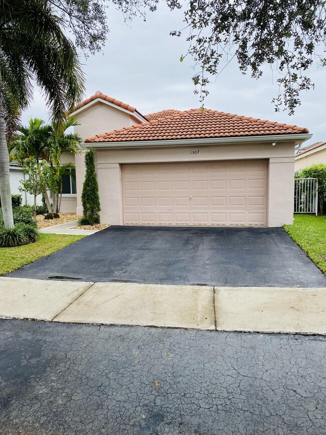 Building Photo - 1307 Banyan Way