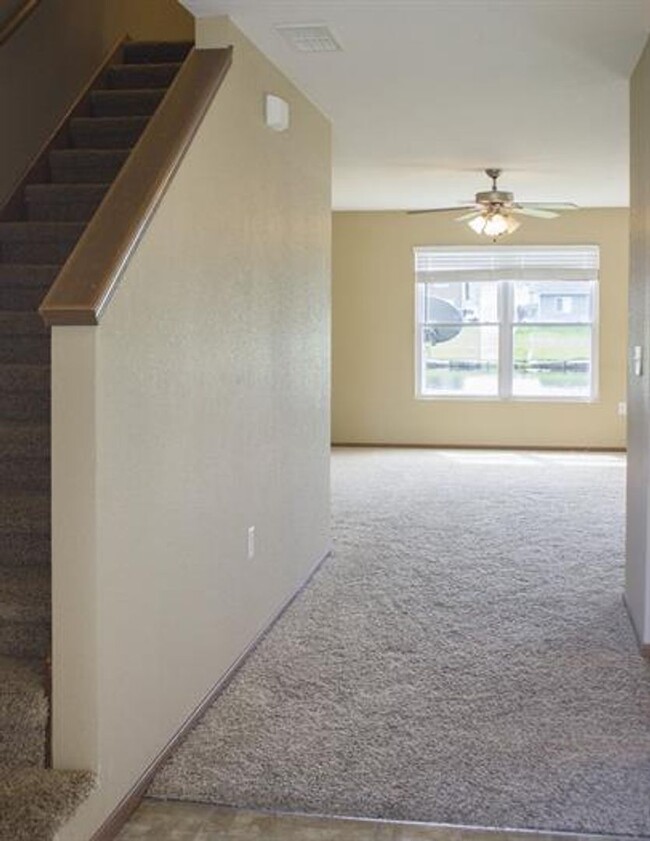 Foto del edificio - Duplex Located on East Side of MHK - Avail...