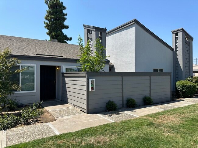 Foto del edificio - East Modesto 1 Bedroom 1 Bath Condo "Gated...