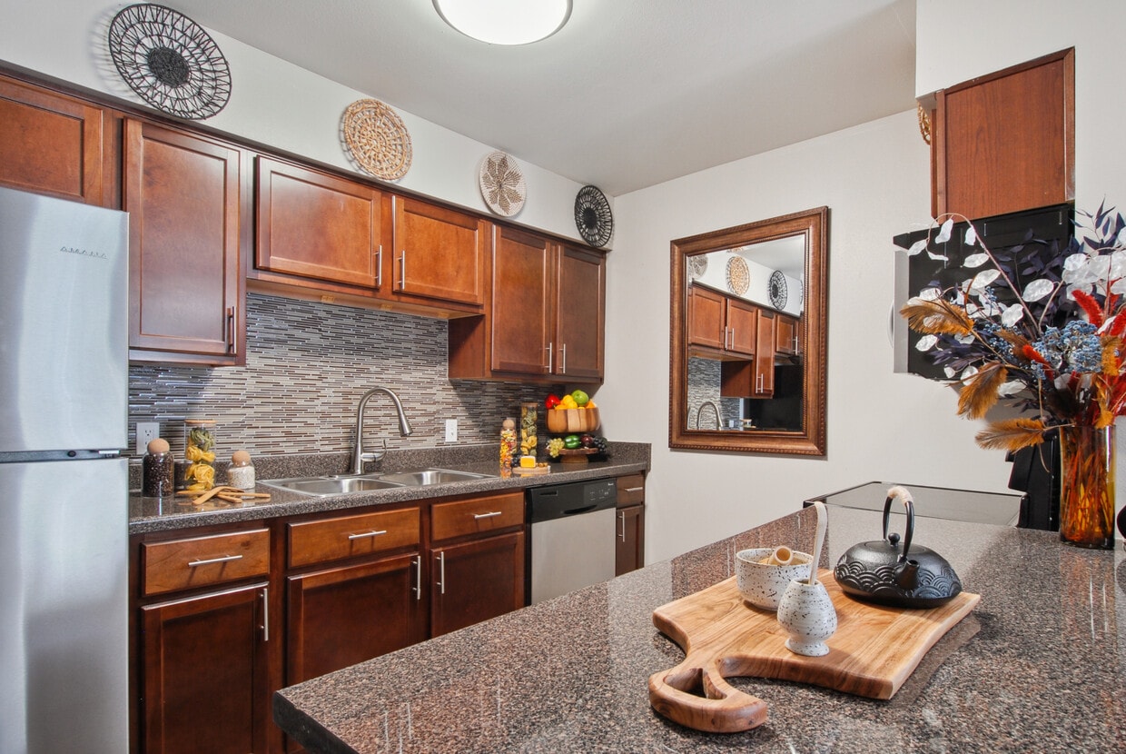 Foto principal - Emerald Pointe Apartment Homes