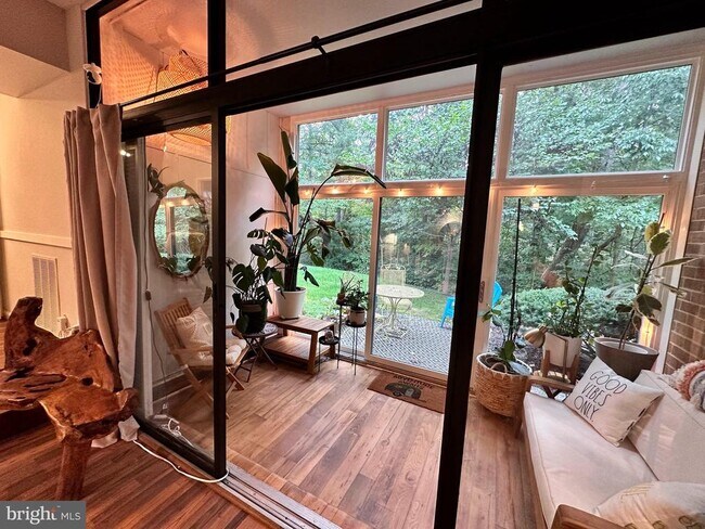 Foto del edificio - 1661 Parkcrest Cir