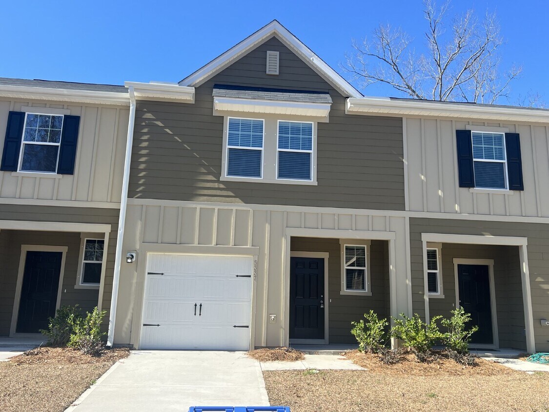 Primary Photo - Modern 3 Bedroom Townhouse with Pool Acces...
