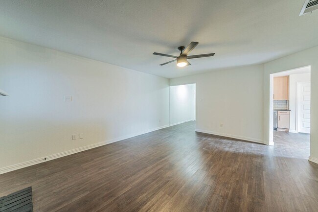 Building Photo - Sable Ln Duplex