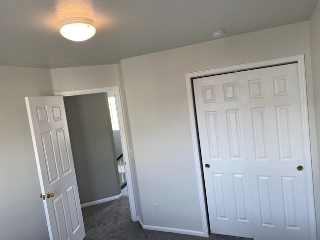 Building Photo - Beautiful Mountain Views / 4 Bedroom Home