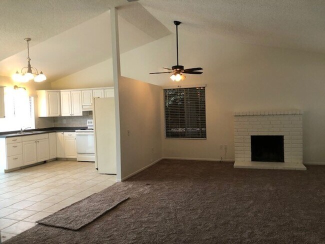 Foto del edificio - 4 bed-2 bath Single Story House with 2-Car...