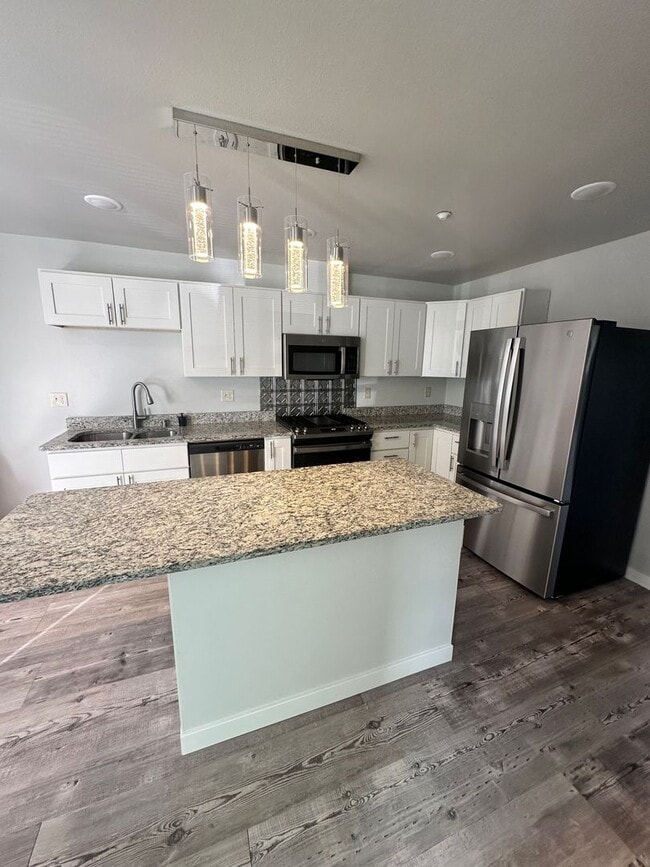 Building Photo - Quiet Small town Apartment in Davenport