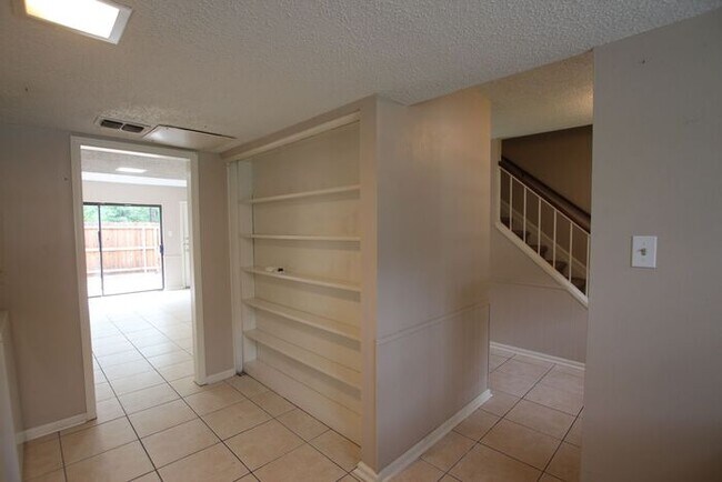 Building Photo - Beautiful 3 bedroom 1.5 bath Townhome in T...