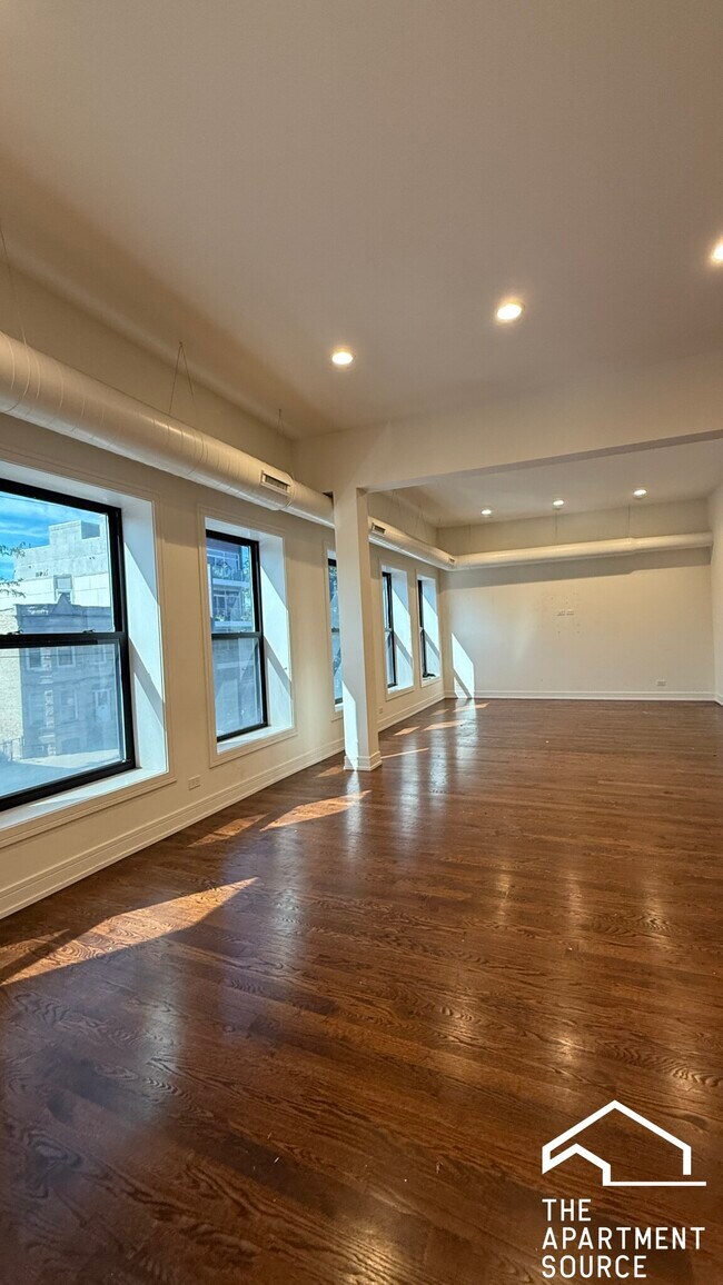 Building Photo - 2500 W Chicago Ave