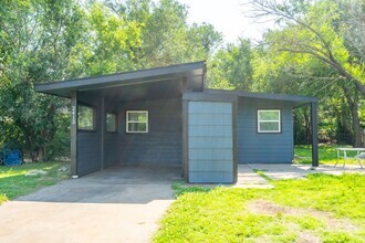 Building Photo - 2413 N Oswego Ave
