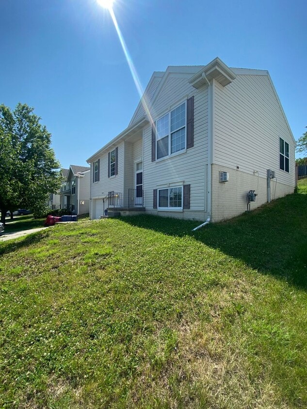 10715 Girard St 3 bed 2 bath Attached 2 ca... House Rental in Omaha