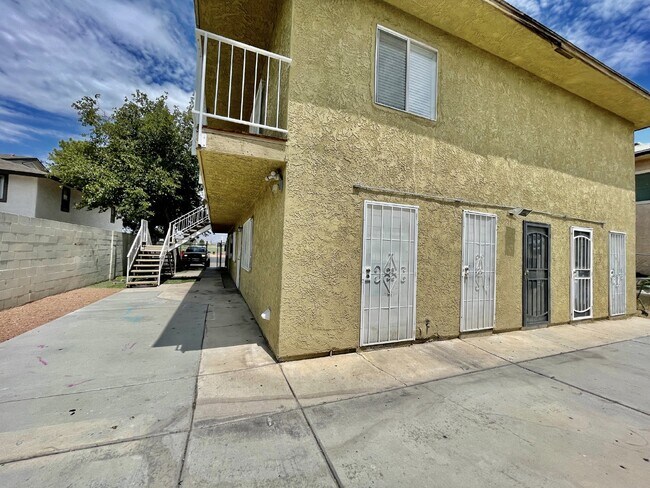 Foto del edificio - HIVE SUMMER MOVE-IN SPECIAL: DOWNSTAIRS CONDO | RECENLY REHABBED 2 BEDROOM 1 BATH | ACROSS FROM C...