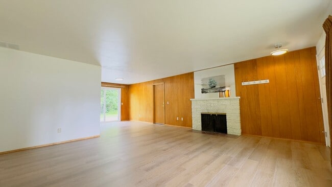 Building Photo - Air Conditioned 3 Bedroom Fully Fenced Yard in the Heart of Lacey - Available Now.