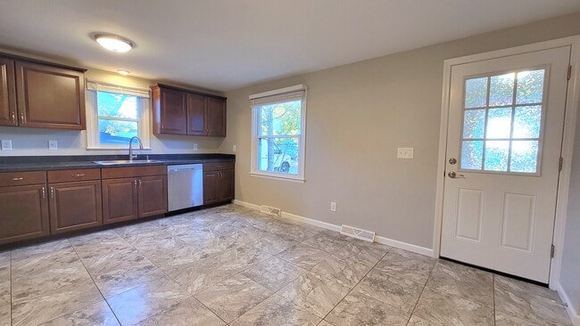 Foto del edificio - 141 Bennett Rd