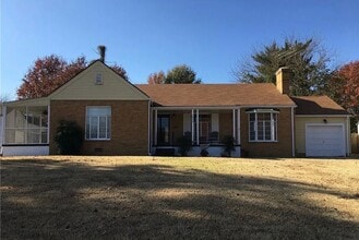 Building Photo - 1605 Cherokee Pl