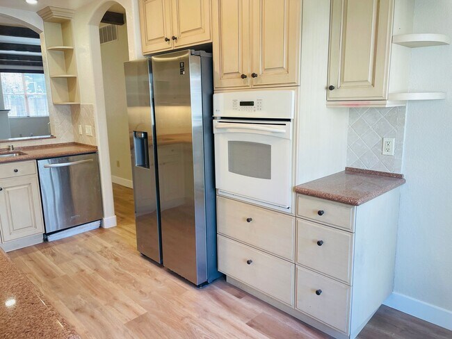 Foto del edificio - Wonderful 3 Bed 2.5 Bath Townhouse In Mountain View. Beautiful Vinyl Plank Flooring Installed Thr...