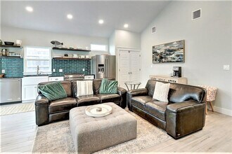 Building Photo - 224 E Oaks Ave