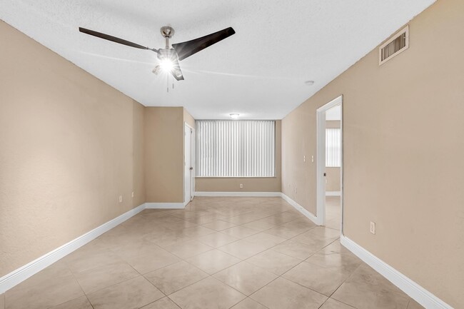 Building Photo - 2831 N Oakland Forest Dr