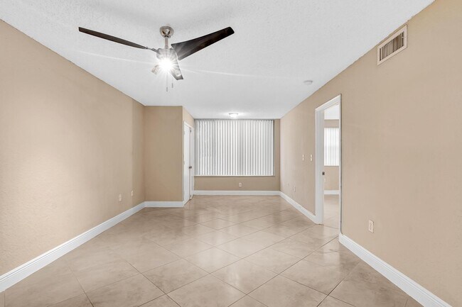 Foto del edificio - 2831 N Oakland Forest Dr