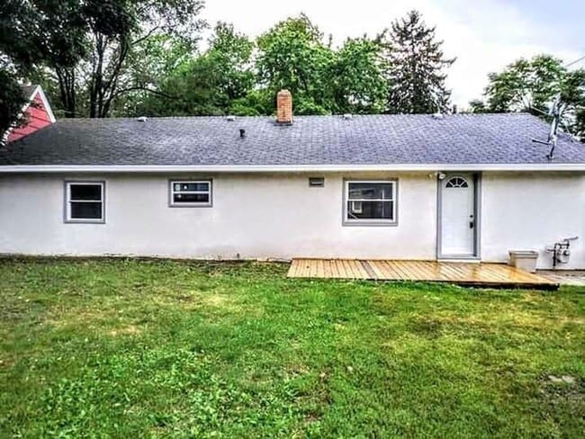 Building Photo - Fully remodeled 3 bedroom ranch with large...