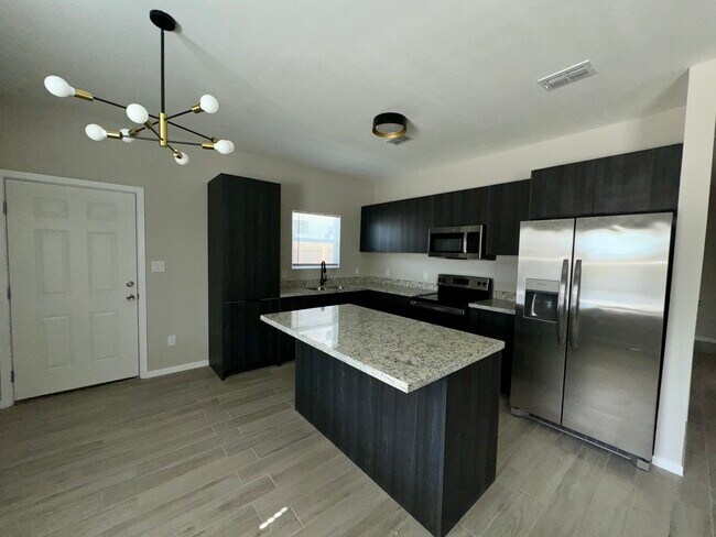 Foto del edificio - 5701 Swallow Ave