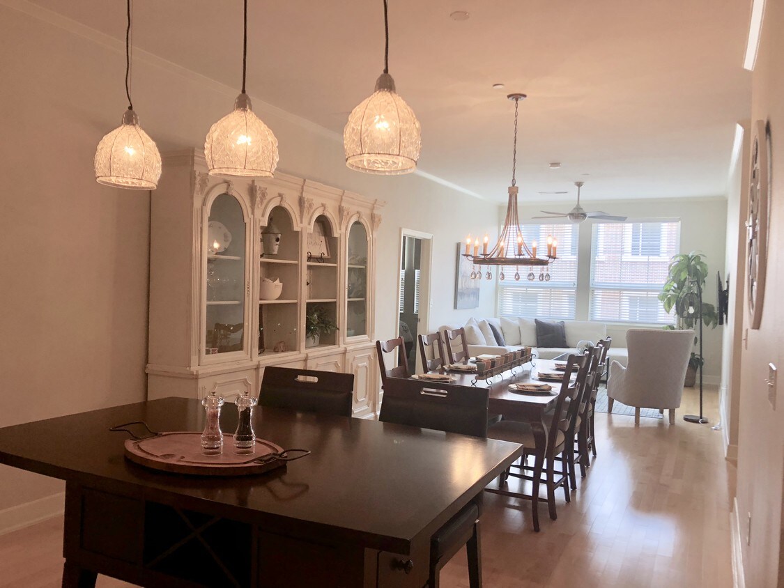 Breakfast table, Dining, Den - 7707 Bluebonnet Blvd