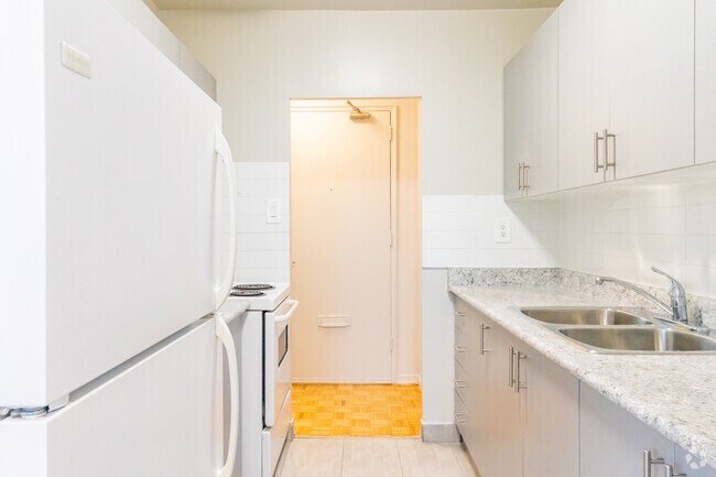 1BR, 1BA - 556SF - Cuisine - 1051-1061 Seneca Av