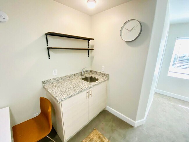 Foto del edificio - REMODELED STUDIO APARTMENT AVAILABLE IN TH...