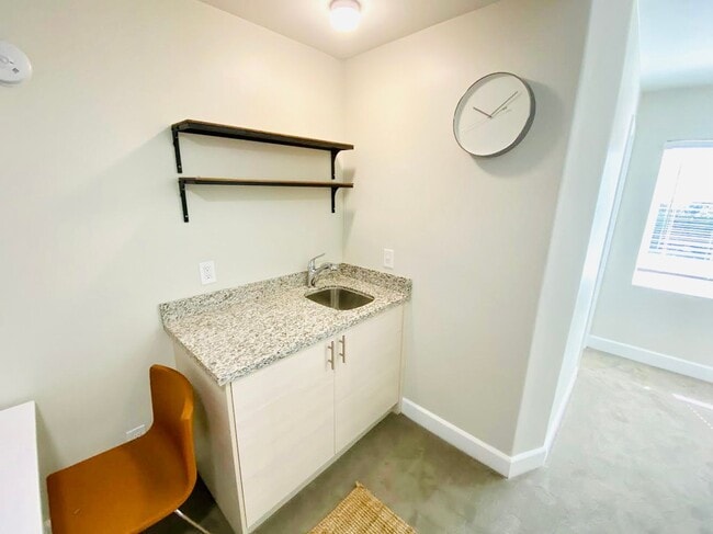 Building Photo - STUDIO APARTMENT AVAILABLE IN THE HEART OF...
