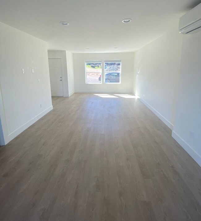 Building Photo - Newer 3 Bedroom Duplex with Gorgeous River Views!