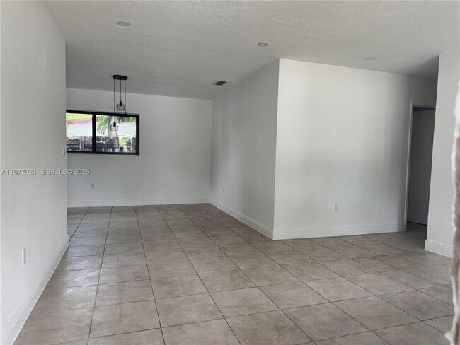 Building Photo - 950 E 2nd St