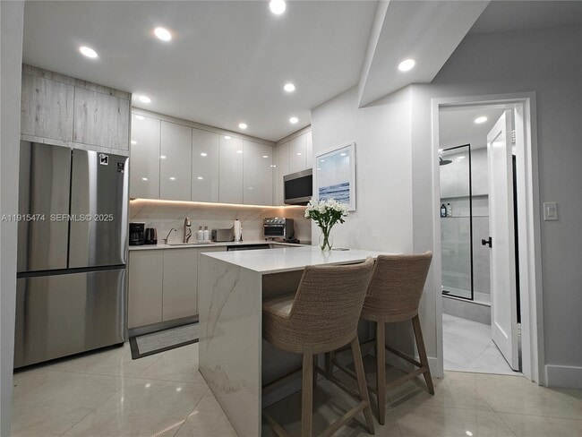 Building Photo - 825 Brickell Bay Dr