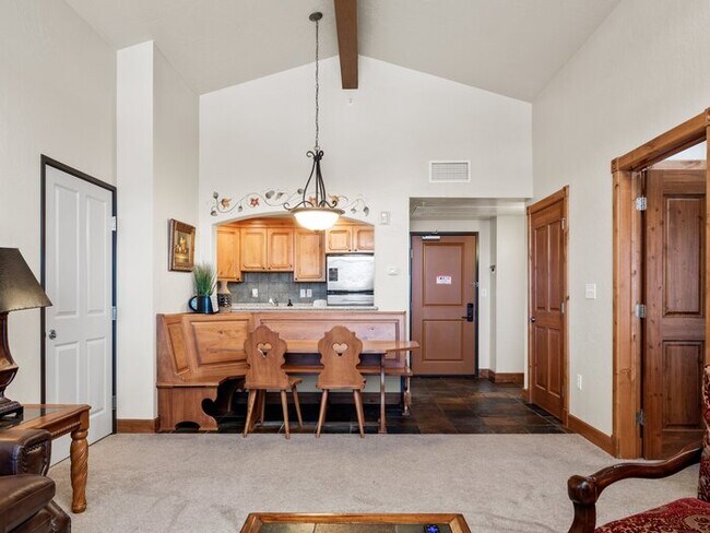Building Photo - Villa 3073 1 Bed 1 Bath Full Kitchen New