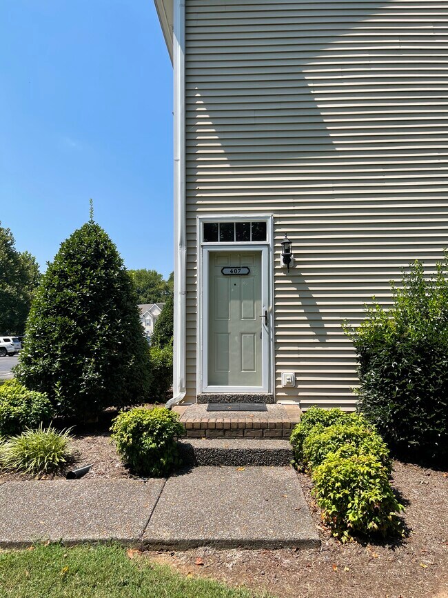 Foto del edificio - 407 Newport Meadows Cir