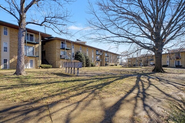 Photo - Two Bedroom Condo, 2nd Floor, across from Madison Park with stackable washer/dryer!