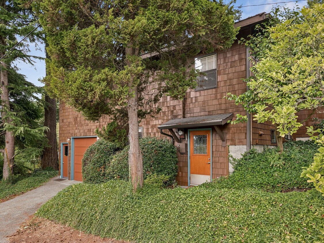 Primary Photo - Super Sweet, Fully Furnished, Centrally Lo...