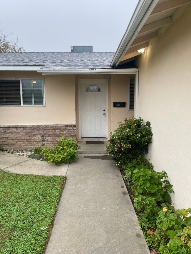 Building Photo - 1333 Woodside Dr