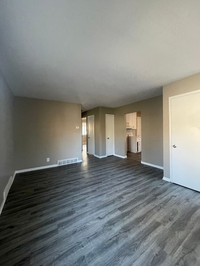 Building Photo - Spacious 3 Bed! Your Next Home Awaits!