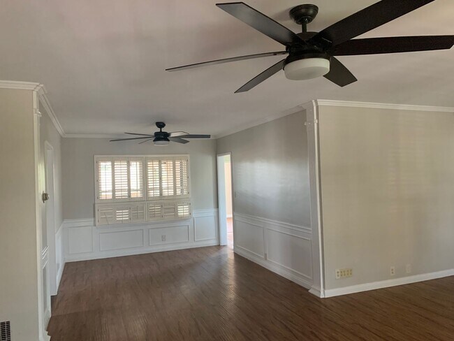 Building Photo - For Rent: Charming 2 Bed / 2 Bath Duplex i...