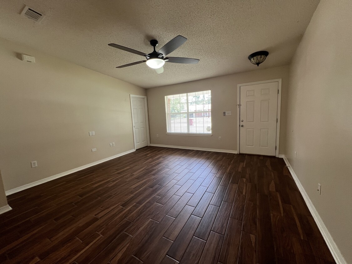 Foto principal - 309 Adams Dr