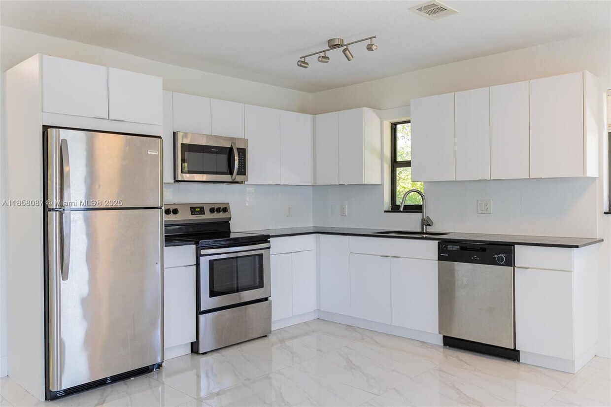 Foto principal - 2140 NE 56th St