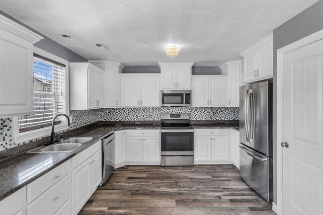 Foto del edificio - 3 Bed Home with Open Layout & High Ceilings