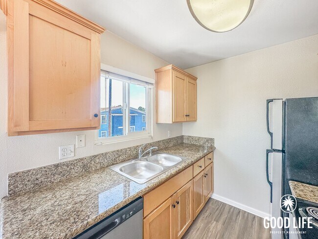 Foto del edificio - Inviting 1BD/1BA Upper-Level Condo in Golden Hill with Laundry On-Site & Reserved Parking