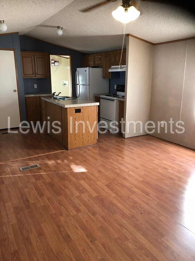 Building Photo - 2007 Silver Creek Manufactured Home  FOR SALE