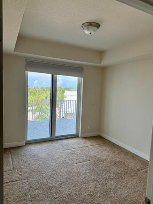 Building Photo - 341 Bay Colony Dr N